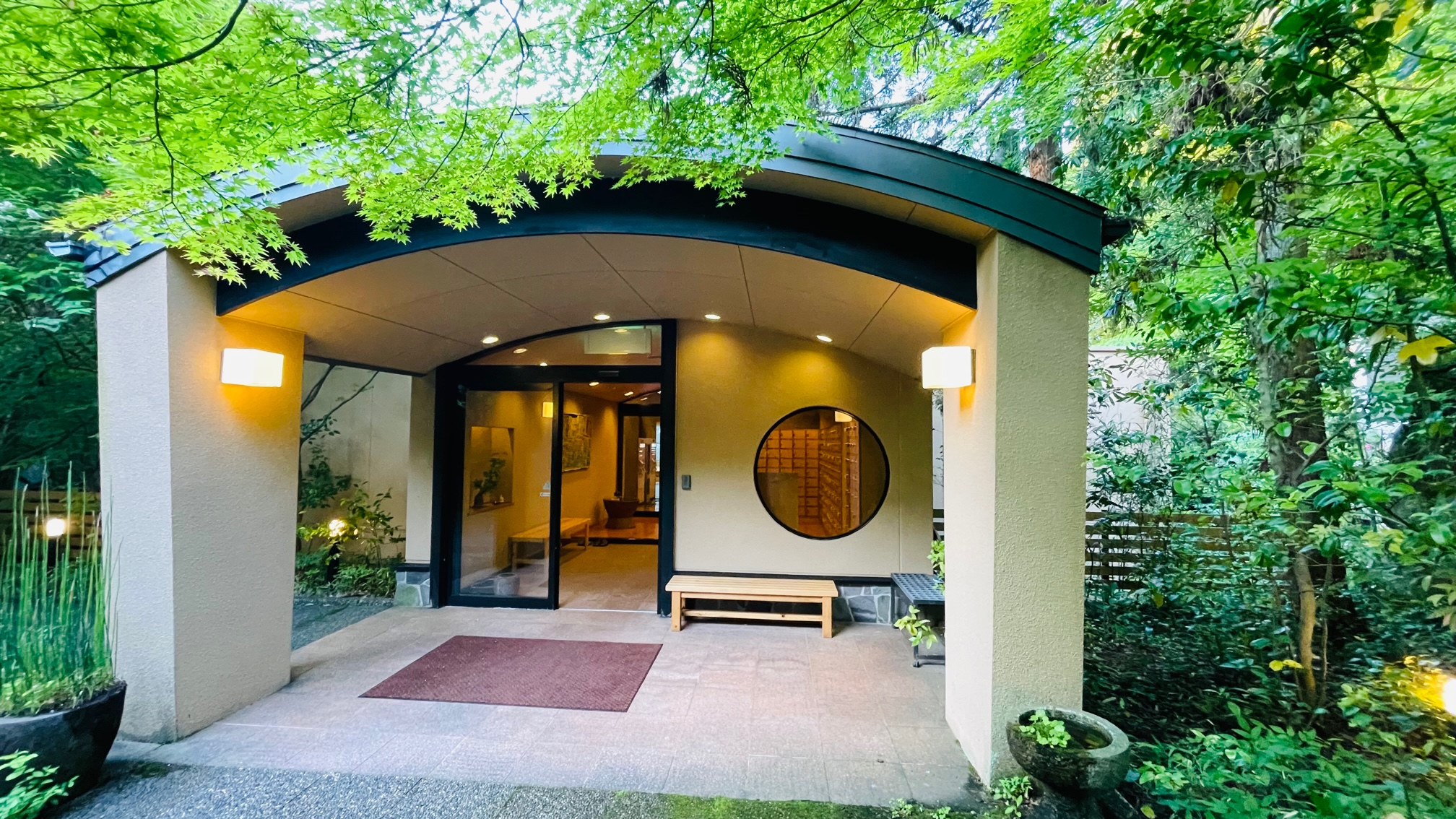 熊の川温泉 湯招花｜アストンマーティンで行く日帰り温泉巡り 日帰り温泉巡り